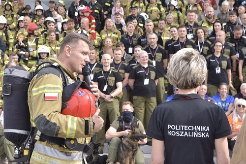  Uczestnicy wspinaczki przed Rektor Politechniki Koszalińskiej