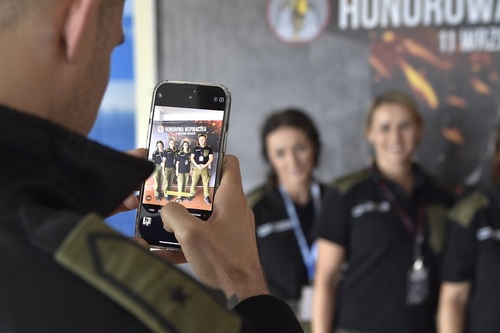  Zdjęcie funkcjonariuszy SG biorących udział we wspinaczce