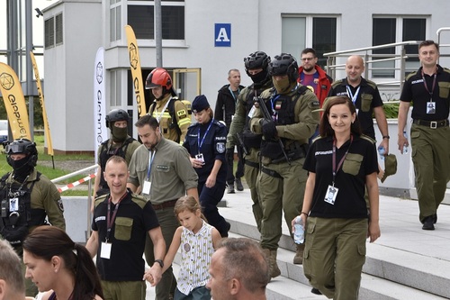  Uczestnicy wspinaczki schodzący ze schodów