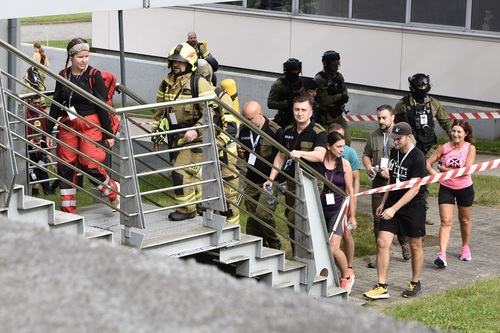  Uczestnicy wspinaczki schodzący ze schodów