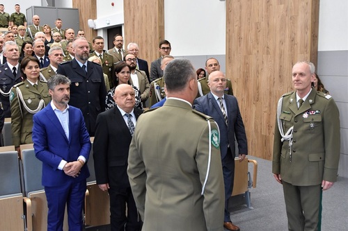 Gen. bryg. SG dr Piotr Boćko przyjmuje meldunek od mjr. SG Radosława Potyrały Gen. bryg. SG dr Piotr Boćko przyjmuje meldunek od mjr. SG Radosława Potyrały