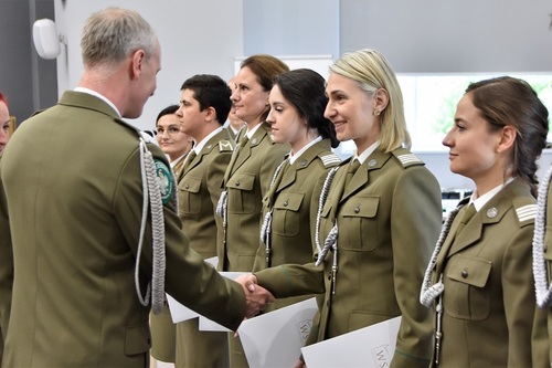 Rektor -Komendant gratuluje wyróżnionym Rektor -Komendant gratuluje wyróżnionym