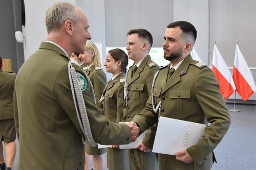 Rektor -Komendant gratuluje wyróżnionym Rektor -Komendant gratuluje wyróżnionym