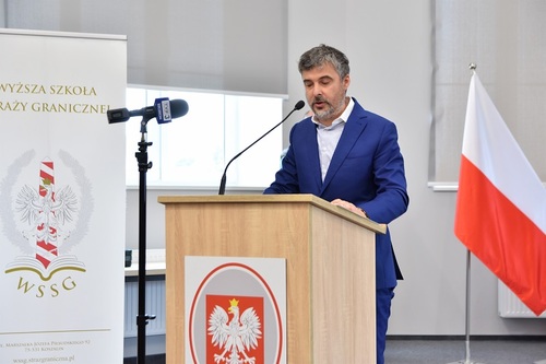 Na scenie przemawia Radosław Lubczyk Poseł na Sejm RP Na scenie przemawia Radosław Lubczyk Poseł na Sejm RP