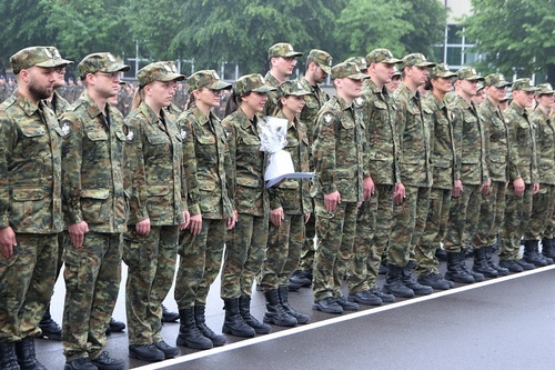 Na placu apelowym stoją słuchacze szkolenia podoficerskiego Na placu apelowym stoją słuchacze szkolenia podoficerskiego