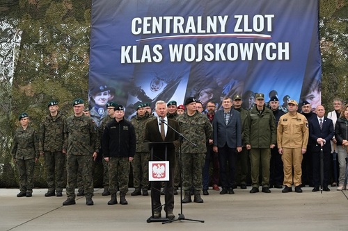 Wiceminister Obrony Narodowej Stanisław Wziątek przemawia na Centralnym Zlocie Klas Wojskowych. 