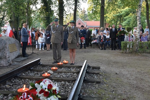 Delegacja oddaje honor przed Krzyżem Katyńskim. 