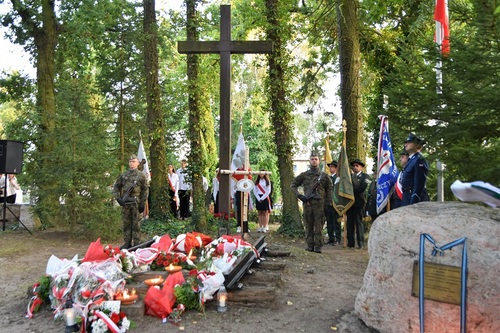 Widok na Krzyż Katyński, Krzyż Pamięci Golgoty Wschodu oraz zawieszoną wstęgę orderu Virtuti Militari. 