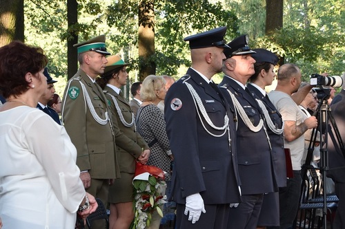 Delegacje służb mundurowych podczas Mszy Świętej. 