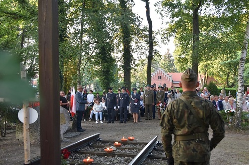 Uczestnicy uroczystości stoją na Cmentarzu Komunalnym w Połczynie-Zdroju. 