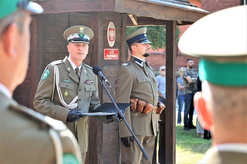 Rektor-Komendant WSSG wita gości na uroczystym otwarciu repliki przejścia granicznego z czasów międzywojennych. 