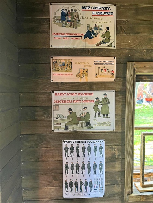 Plakaty umieszczone na ścianie posterunku K.O.P., nawiązujące do okresu międzywojennego.