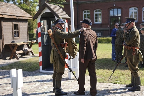 Pokaz przebiegu służby garnizonowej i patrolowej żołnierzy K.O.P. zaprezentowany przez Grupę Rekonstrukcyjną Centralnej Szkoły Podoficerskiej Korpusu Ochrony Pogranicza w Osowcu. 