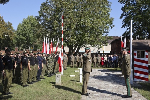 Dowódca uroczystości składa meldunek Rektorowi-Komendantowi Wyższej Szkoły Straży Granicznej. 