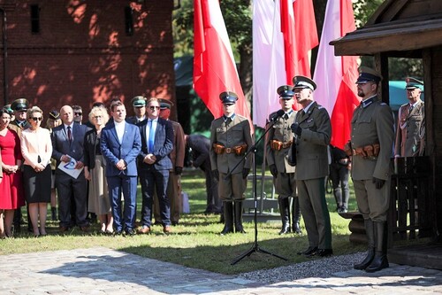 Rektor – Komendant WSSG przemawia do uczestników wydarzenia. 