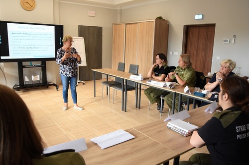 Pani dr Lidia Sudakiewicz podczas zajęć poświęconych poprawności językowej wypowiedzi i jej znaczenia w budowaniu wizerunku organizacji. 