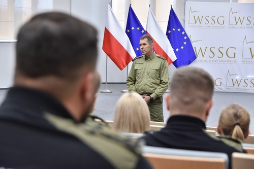 Płk SG Dariusz Jarmuziewicz pogratulował absolwentom ukończenia szkolenia w zakresie szkoły chorążych. 