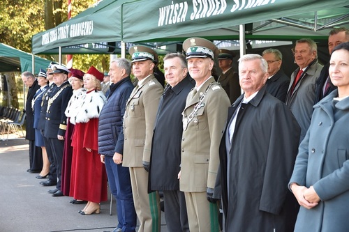 Rektor Komendant WSSG w towarzystwie Komendanta głównego SG, Ministrów oraz gości podczas uroczystości.