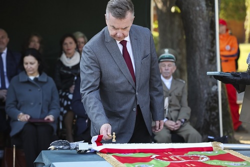 Minister Nauki Dariusz Wieczorek symbolicznie wbija gwóźdź pamiątkowy.