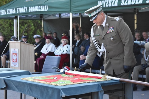 Komendant Główny SG gen. dyw. SG Robert Bagan symbolicznie wbija gwóźdź pamiątkowy.