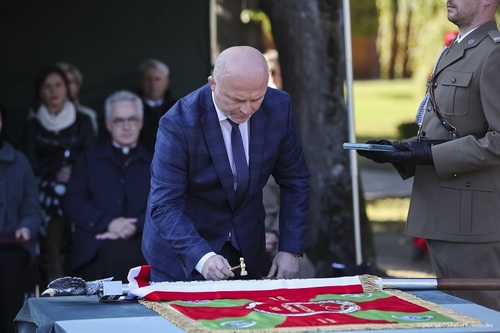 Zastępca Prezydenta Miasta Koszalina Sebastian Tałaj symbolicznie wbija gwóźdź pamiątkowy.