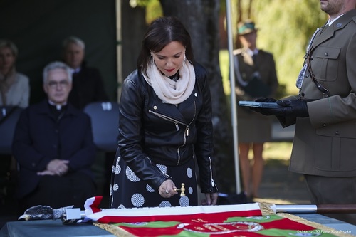 Wicestarosta Koszaliński Agnieszka Ławrynowicz symbolicznie wbija gwóźdź pamiątkowy.