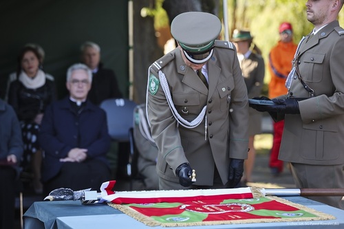 Przewodniczący ZG NSZZF SG Marcin Kolasa symbolicznie wbija gwóźdź pamiątkowy.