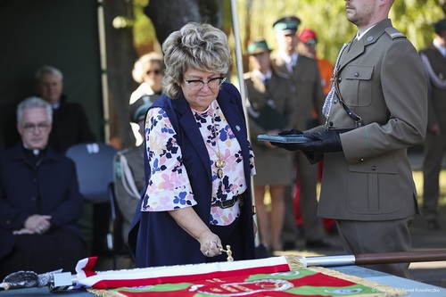 Przewodnicząca ZK ZZPMSWiAP Beata Kalicka symnolicznie wbija gwóźdź pamiątkowy.