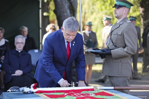 Główny Skarbnik Związku Emerytów i Rencistów SG Krzysztof Miś symbolicznie wbija gwóźdź pamiątkowy.