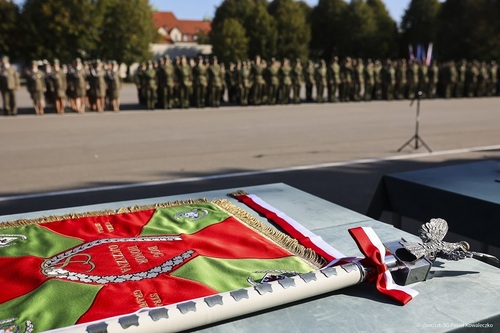 Na pierwszym planie sztandar WSSG, w tle funkcjonariusze i studenci SG.