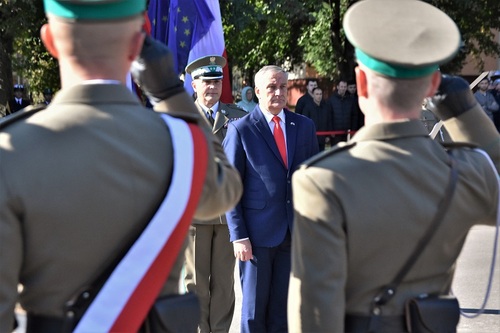 Sekretarz Stanu w Ministerstwie Spraw Wewnętrzych i Administracji w asyście Komendanta Głównego SG podczas powitania pododdziałów.