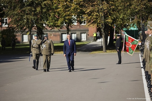 Sekretarz Stanu w Ministerstwie Spraw Wewnętrzych i Administracji wraz z Komendantem Głównym SG podczas powitania pododdziałów. Po prawej stronie sztandar KGSG.