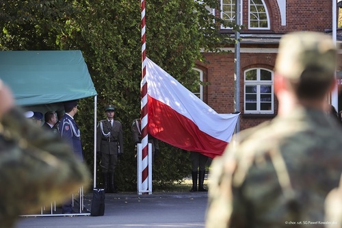 Podniesienie flagi państwowej na maszt.