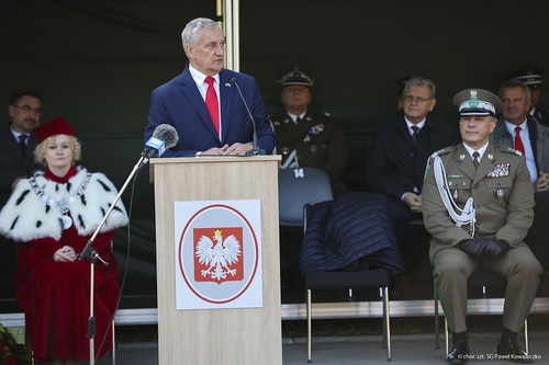 Sekretarz Stanu w MSWiA podczas wystąpienia.