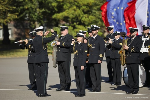 Solistka wraz z Orkiestrą Morskiego Oddziału SG  podczas występu.