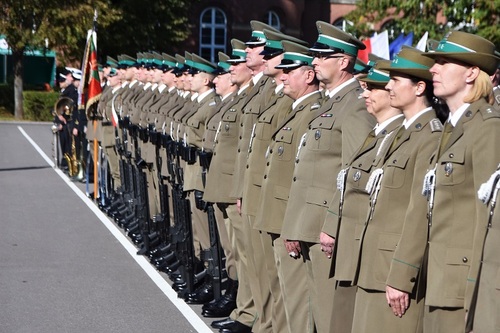 Pododdziały funkcjonariuszy SG podczas uroczystości.