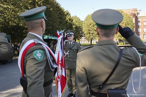 −	Rektor-Komendant oddaje honor sztandarowi.