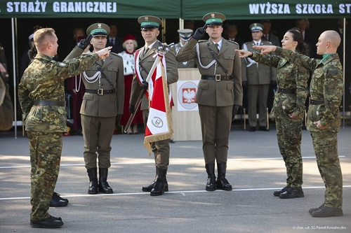 Delegacja studentów ustawia się po obu stronach pocztu podczas ślubowania.