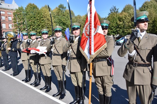 Kompanii Reprezentacyjnej Straży Granicznej ze sztandarem KGSG oraz flagą państwową.