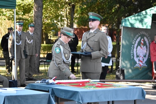 Przedstawiciel społeczności WSSG kpt. SG Elżbieta Rekowska symbolicznie wbija gwóźdź pamiątkowy.