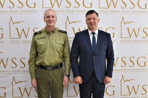 Rektor-Komendant WSSG pozuje do zdjęcia z Komendantem Szkoły Straży Granicznej - płk. Davidasem Kaminskasem Rektor-Komendant WSSG pozuje do zdjęcia z Komendantem Szkoły Straży Granicznej - płk. Davidasem Kaminskasem