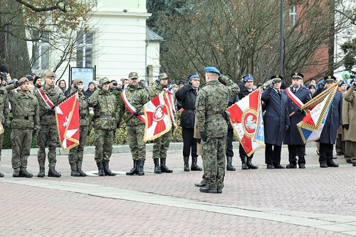 Dowódca 8. Koszalińskiego Pułku Przeciwlotniczego oddaje honor na sztandar WSSG Dowódca 8. Koszalińskiego Pułku Przeciwlotniczego oddaje honor na sztandar WSSG