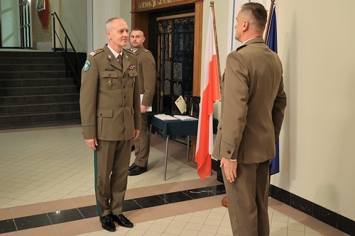 Gen. bryg. SG dr Piotr Boćko przyjmujący meldunek od płk. SG Tomasza Sieka Gen. bryg. SG dr Piotr Boćko przyjmujący meldunek od płk. SG Tomasza Sieka