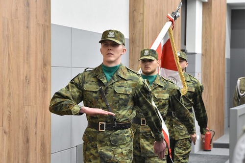 Studenci WSSG wprowadzają sztandar Uczelni Studenci WSSG wprowadzają sztandar Uczelni