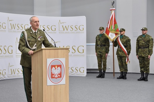 Rektor-Komendant WSSG przemawia, w tle poczet sztandarowy Rektor-Komendant WSSG przemawia, w tle poczet sztandarowy