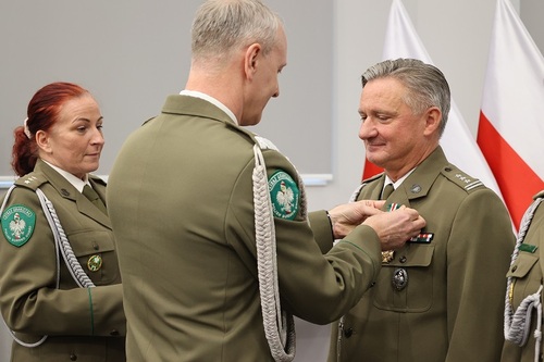 Rektor-Komendant WSSG wręcza medal płk. SG Krzysztofowi Muzyczukowi Rektor-Komendant WSSG wręcza Srebrny Medal za Zasługi dla Straży Granicznej płk. SG Krzysztofowi Muzyczukowi