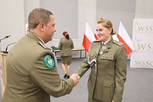 Przewodniczącego Zarządu Oddziałowego NSZZF SG przy WSSG wręcza medal funkcjonariuszce SG Przewodniczącego Zarządu Oddziałowego NSZZF SG przy WSSG wręcza medal funkcjonariuszce SG