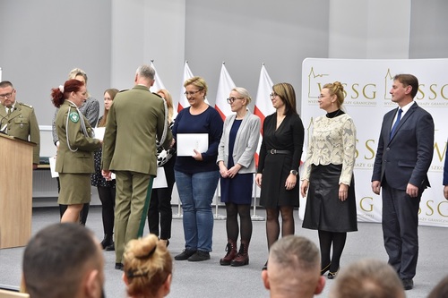 Rektor-Komendant WSSG podczas wręczania wyróżnień dla pracowników Uczelni Rektor-Komendant WSSG podczas wręczania wyróżnień dla pracowników Uczelni