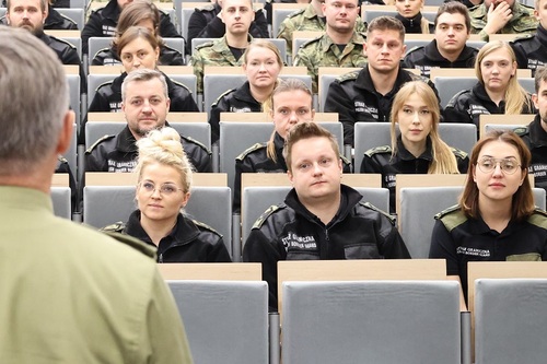 Siedząca grupa uczestników szkolenia Siedząca grupa uczestników szkolenia