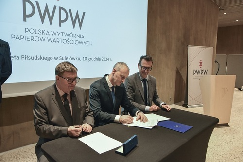 Rektor-Komendant WSSG gen. bryg. SG dr Piotr Boćko podpisuje umowę o współpracy Rektor-Komendant WSSG gen. bryg. SG dr Piotr Boćko podpisuje umowę o współpracy